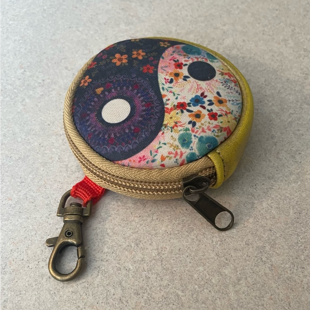 NATURAL LIFE Floral Yin Yang Key Holder in Navy, Yellow, Red - Picture 2 of 6